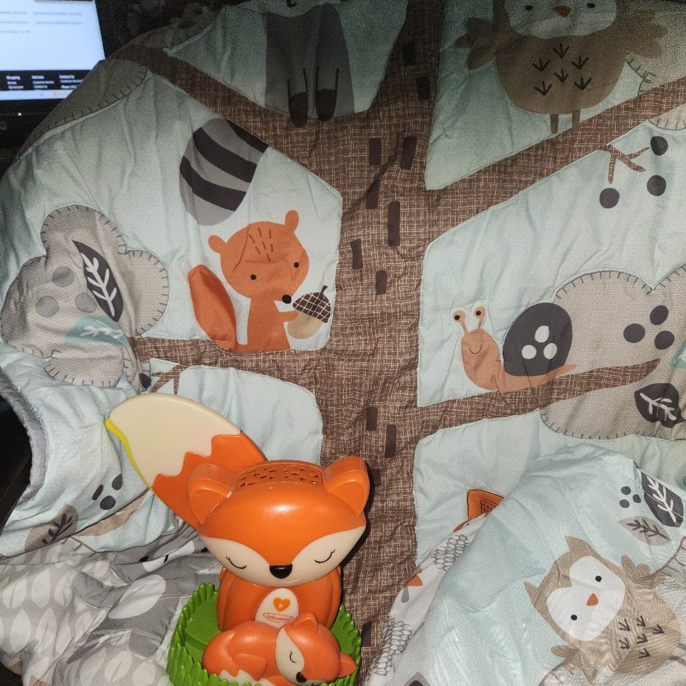 Crib set with decor